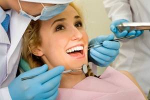Odontología preventiva Valencia - Paciente haciendo una revisión