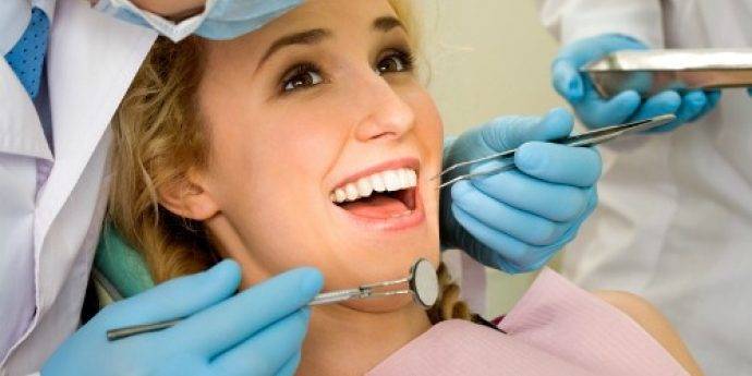 Odontologia preventiva Valencia – Paciente haciendo una revisión